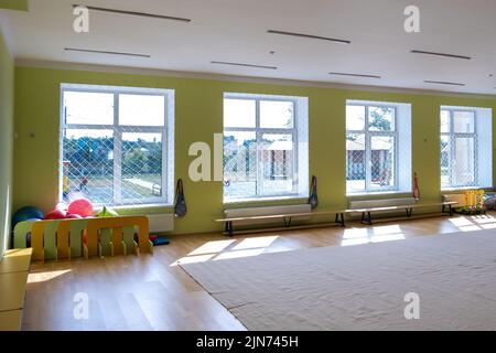 Lardge leer Grundschule oder Kindergarten modernen Fitnessraum mit Sport-und Freizeitgeräten Stockfoto
