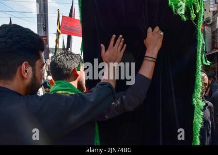 Srinagar, Indien. 09. August 2022. Schiitische Muslime in Kaschmir führen Rituale durch, um Aschura zu markieren. Aschura ist der zehnte Tag von Muharram, dem ersten Monat des islamischen Kalenders, der weltweit zum Gedenken an das Martyrium von Imam Hussain, dem Enkel des Propheten Muhammad (PBUH), beobachtet wird. (Foto von Saqib Majeed/SOPA Images/Sipa USA) Quelle: SIPA USA/Alamy Live News Stockfoto