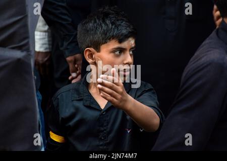 Ein junger schiitischer KaschmiriMuslim nimmt an einem Trauerritual