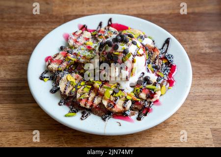 Eisportionierer mit Waffel und Schokoladensauce Stockfoto