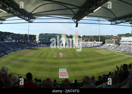 Leeds, Großbritannien. 09. August 2022. Clean Slate Headingley Cricket Ground, Leeds, West Yorkshire, 9.. August 2022. The Hundred Northern Superchargers vs Trent Rockets Allgemeines Stadion, Ansicht, wie die Spieler das Feld betreten Kredit: Touchlinepics/Alamy Live News Stockfoto