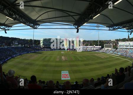 Leeds, Großbritannien. 09. August 2022. Clean Slate Headingley Cricket Ground, Leeds, West Yorkshire, 9.. August 2022. The Hundred Northern Superchargers vs Trent Rockets Allgemeines Stadion, Ansicht, wie die Spieler das Feld betreten Kredit: Touchlinepics/Alamy Live News Stockfoto
