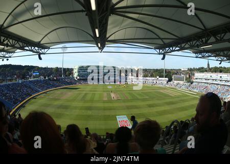 Leeds, Großbritannien. 09. August 2022. Clean Slate Headingley Cricket Ground, Leeds, West Yorkshire, 9.. August 2022. The Hundred Northern Superchargers vs Trent Rockets Allgemeines Stadion, Ansicht, wie die Spieler das Feld betreten Kredit: Touchlinepics/Alamy Live News Stockfoto