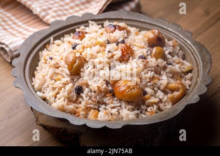 Traditionelle köstliche türkische Küche; Kastanienreis Pilaf (türkischer Name; kestaneli pilav) Stockfoto