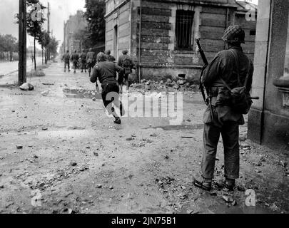 CHERBOURG, FRANKREICH - Juni 1944 - Soldaten der US-Armee bei Straßenkämpfen für den französischen Hafen von Cherbourg kurz nach der Landung in der Normandie - Foto: Stockfoto