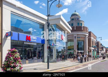 Metro Bank und Eingang zum Atria Watford Shopping Centre, Watford High Street, Watford, Hertfordshire, England, Vereinigtes Königreich Stockfoto