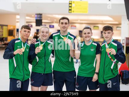 (Von links) Dylan Eagleson, Amy Broadhurst, Aidan Walsh, Michaela Walsh und Jude Gallagher mit ihren Goldmedaillen beim Boxing von Birmingham 2022 Commonwealth Games nach der Ankunft am George Best Belfast City Airport. Stockfoto