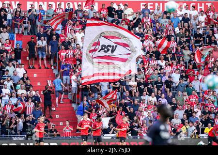 EINDHOVEN, NIEDERLANDE - 9. AUGUST: Fans des PSV während des UEFA Champions League Qualifikationsspiel zwischen PSV Eindhoven und AS Monaco am 9. August 2022 im Philips Stadion in Eindhoven, Niederlande (Foto: Andre Weening/Orange Picles) Stockfoto