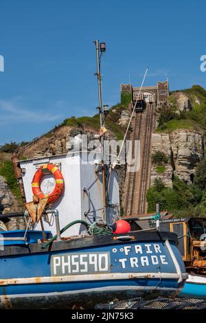 Seilbahnsystem der Standseilbahn in hastings mit einem alten traditionellen Fischerboot, das an der Küstenlinie abgesetzt wurde, Seilbahnsystem der Klippe Stockfoto
