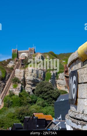 Seilbahnsystem der Standseilbahn in hastings mit einem alten traditionellen Fischerboot, das an der Küstenlinie abgesetzt wurde, Seilbahnsystem der Klippe Stockfoto