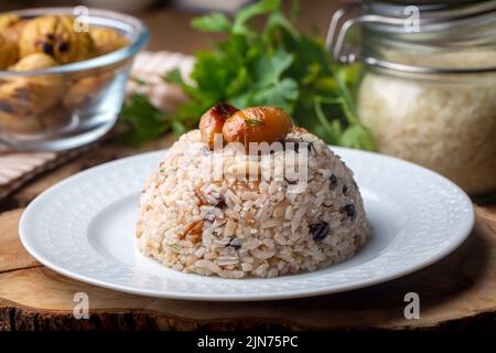 Traditionelle köstliche türkische Küche; Kastanienreis Pilaf (türkischer Name; kestaneli pilav) Stockfoto