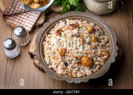 Traditionelle köstliche türkische Küche; Kastanienreis Pilaf (türkischer Name; kestaneli pilav) Stockfoto