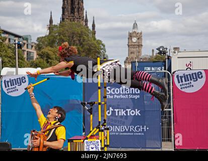 The Mound, Edinburgh, Schottland, Großbritannien. 9.. August 2022. Edinburgh Fringe 5. Tag der Unterhaltung im Stadtzentrum. Im Bild: Witziger Look mit ihrem Slapstick-Humor aus China. Kredit: ArchWhite/alamy Live Nachrichten Stockfoto