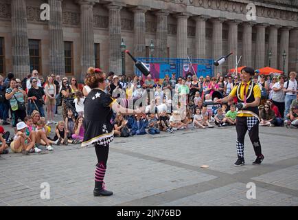 The Mound, Edinburgh, Schottland, Großbritannien. 9.. August 2022. Edinburgh Fringe 5. Tag der Unterhaltung im Stadtzentrum. Im Bild: Witziger Look mit ihrem Slapstick-Humor aus China. Kredit: ArchWhite/alamy Live Nachrichten Stockfoto