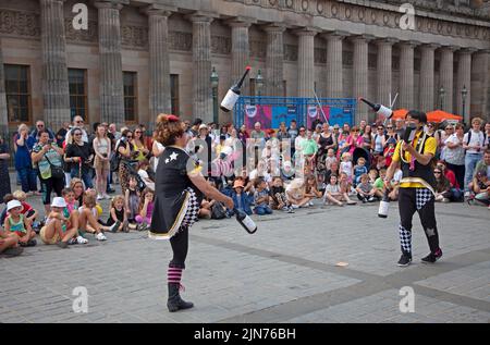 The Mound, Edinburgh, Schottland, Großbritannien. 9.. August 2022. Edinburgh Fringe 5. Tag der Unterhaltung im Stadtzentrum. Im Bild: Witziger Look mit ihrem Slapstick-Humor aus China. Kredit: ArchWhite/alamy Live Nachrichten Stockfoto