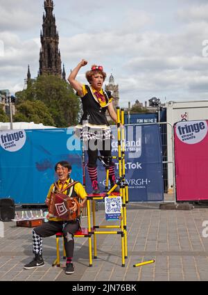 The Mound, Edinburgh, Schottland, Großbritannien. 9.. August 2022. Edinburgh Fringe 5. Tag der Unterhaltung im Stadtzentrum. Im Bild: Witziger Look mit ihrem Slapstick-Humor aus China. Kredit: ArchWhite/alamy Live Nachrichten Stockfoto