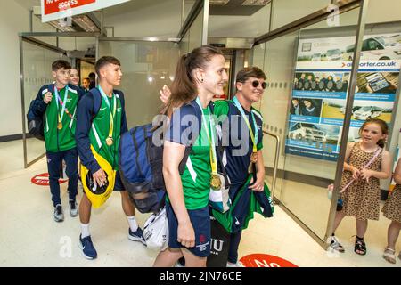 (Von links) die nordirischen Boxer Jude Gallagher, Amy Broadhurst, Carly McNaul, Dylan Eagleson, Michaela Walsh und Eireann Nugent erreichen den George Best Belfast City Airport, nachdem sie sich bei den Commonwealth Games 2022 in Birmingham in Boxing eingemischt haben. Stockfoto