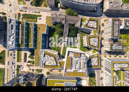 Grüne Wohnsiedlung in einer europäischen Stadt aus einer Perspektive aus der Vogelperspektive. Wohnungs- und Familienkonzept. Hochwertige Fotos Stockfoto