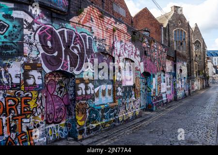 Zeitgenössische Street Art - urbane Graffiti an Wänden in Stokes Croft, Bristol, England, Großbritannien Stockfoto