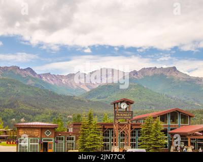 2022-06-22 Denali Alaska USA - Rustikales McKinley Chalet Resort mit verschwommenen Bergen in der Nähe von Denali - ehemals Mr McKinley - Nationalpark in Alaska - Stockfoto