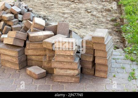 Straßenreparatur. Gebrochener Asphalt auf der Fußgängerzone in der Stadtstraße. Straßenreparaturarbeiten. Bau der Fußgängerzone. Beschädigte Asphaltoberfläche Stockfoto