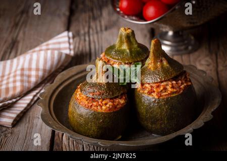 Zucchini gefüllt mit Fleisch, Reis und Gemüse. Traditionelle leckere türkische Speisen, gefüllte Mini-Ball-Zucchini (türkischer Name; Top kabak dolmasi) Stockfoto