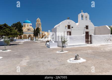 Kirche des Heiligen Georg und kleine weiße Kapelle der Himmelfahrt der seligen Jungfrau Maria, Oia, Santorini, Kykladen Inseln, Griechenland, Europa Stockfoto