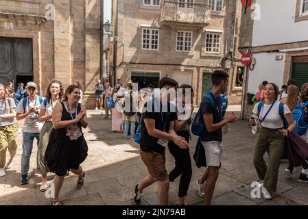 Santiago de Compostela, Spanien. 5. august 2022: Tausende junger Pilger kommen nach Santiago Stockfoto