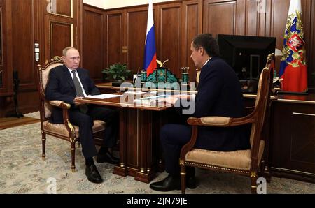 Moskau, Russland. 08. August 2022. Der russische Präsident Wladimir Putin trifft sich mit dem Gouverneur der Region Belgorod, Wjatscheslaw Gladkow, rechts, am 8. August 2022 im Kreml in Moskau. Russland. Quelle: Mikhail Klimentyev/Kremlin Pool/Alamy Live News Stockfoto