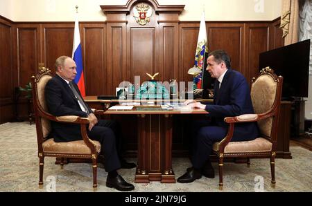 Moskau, Russland. 08. August 2022. Der russische Präsident Wladimir Putin trifft sich mit dem Gouverneur der Region Belgorod, Wjatscheslaw Gladkow, rechts, am 8. August 2022 im Kreml in Moskau. Russland. Quelle: Mikhail Klimentyev/Kremlin Pool/Alamy Live News Stockfoto