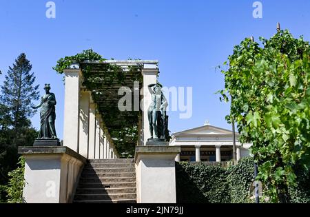 Potsdam, Deutschland. 09. August 2022. Schloss Charlottenhof im südwestlichen Teil des Sanssouci Parks. Es war die Sommerresidenz von Kronprinz Friedrich Wilhelm, ab 1840 König Friedrich Wilhelm IV. Von Preußen. Quelle: Jens Kalaene/dpa/Alamy Live News Stockfoto