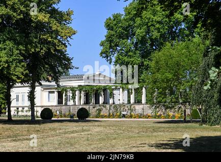 Potsdam, Deutschland. 09. August 2022. Schloss Charlottenhof im südwestlichen Teil des Sanssouci Parks. Es war die Sommerresidenz von Kronprinz Friedrich Wilhelm, ab 1840 König Friedrich Wilhelm IV. Von Preußen. Quelle: Jens Kalaene/dpa/Alamy Live News Stockfoto