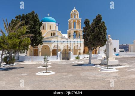 St. George Kirche, (Agios Georgios) und Büste von Loukas Nomikos, der die Kirche nach den Erdbeben von 1956 restauriert hat, Oia, Santorini, Griechenland, EU Stockfoto