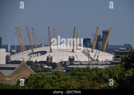 London, Großbritannien. 9.. August 2022. Blauer Himmel über der O2 Arena an einem heißen Tag, an dem die Hitzewellen und Dürren in Großbritannien anhalten. Kredit: Vuk Valcic/Alamy Live Nachrichten Stockfoto