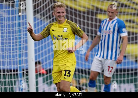 Ali McCann von Preston North End feiert sein 2.-Tor während des Carabao Cup, dem ersten Spiel der Runde im John Smith's Stadium, Huddersfield. Bilddatum: Dienstag, 9. August 2022. Stockfoto