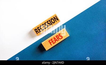 Symbol für Rezessionsängste. Konzeptwörter Rezession Ängste auf Holzblöcken auf einem schönen weißen und blauen Hintergrund. Konzept der Angst vor Geschäfts- und Rezession. Stockfoto