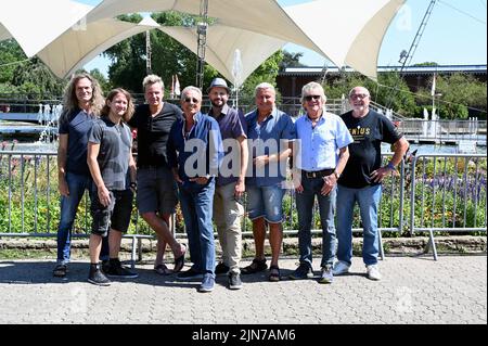 Köln, Deutschland. 09. August 2022. Die Kölner Band Bläck Fööss posiert bei der Vorstellung des Konzerts im Kölner Tanzbrunnen zum 50 2-jährigen Jubiläum. Aktuelle Besetzung : die Musiker Mirko Bäumer, Ernst 'ERY' Josef Stoklosa Günther 'Bömmel' Lückerath, Hanz Thodam, Pit Hupperten Ralph 'Gus' Gusovius, Andreas Wegener und Christoph 'Raudi' Granderath. Quelle: Horst Galuschka/dpa/Horst Galuschka dpa/Alamy Live News Stockfoto