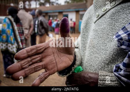 Nairobi, Kenia. 09. August 2022. Die Fischverkäuferin Dorcasotiatu Pjuang (73) zeigt nach der Abstimmung in Kibera die Tinte auf ihrem Daumen. Bei den Parlamentswahlen am 9. August 2022 in Kenia steht Vizepräsident William Ruto (55) gegen die langjährige Oppositionsfigur Raila Odinga (77). (Foto: Sally Hayden/SOPA Images/Sipa USA) Quelle: SIPA USA/Alamy Live News Stockfoto