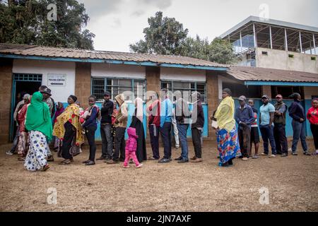 Nairobi, Kenia. 09. August 2022. Während der Parlamentswahlen in Kenia stehen die Wähler vor dem Wahllokal der Kibera Primary School an, um zu wählen. Bei den Parlamentswahlen am 9. August 2022 in Kenia steht Vizepräsident William Ruto (55) gegen die langjährige Oppositionsfigur Raila Odinga (77). (Foto: Sally Hayden/SOPA Images/Sipa USA) Quelle: SIPA USA/Alamy Live News Stockfoto