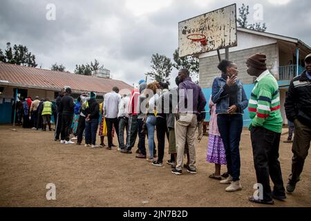 Nairobi, Kenia. 09. August 2022. Während der Parlamentswahlen in Kenia stehen die Wähler vor dem Wahllokal der Kibera Primary School an, um zu wählen. Bei den Parlamentswahlen am 9. August 2022 in Kenia steht Vizepräsident William Ruto (55) gegen die langjährige Oppositionsfigur Raila Odinga (77). (Foto: Sally Hayden/SOPA Images/Sipa USA) Quelle: SIPA USA/Alamy Live News Stockfoto