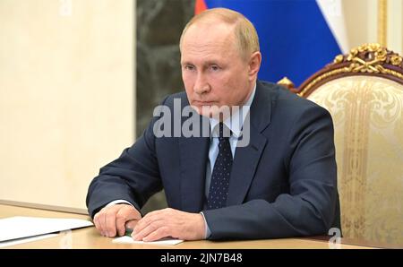 Moskau, Russland. 09. August 2022. Der russische Präsident Wladimir Putin hält am 9. August 2022 in Moskau, Russland, ein Telefonkonferenz-Treffen mit dem amtierenden Gouverneur der Kirower Region Alexander Sokolov vom Kreml ab. Quelle: Mikhail Klimentyev/Kremlin Pool/Alamy Live News Stockfoto