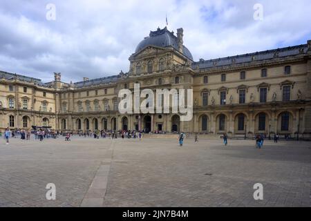 Paris, Frankreich - 26. Mai 2022: Vor dem Louvre Museum mit Bewegung verschwommen Touristen Stockfoto