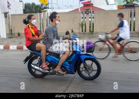 SAMUT PRAKAN, THAILAND, MAI 12 2022, Ein Elternteil fährt mit einem Baby ein Motorrad Stockfoto