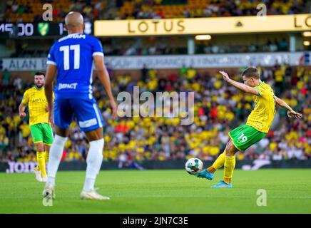 Jacob Lungi Sorensen von Norwich City erzielt das zweite Tor des Spiels während des Carabao Cup, dem ersten Spiel in der Carrow Road, Norwich. Bilddatum: Dienstag, 9. August 2022. Stockfoto