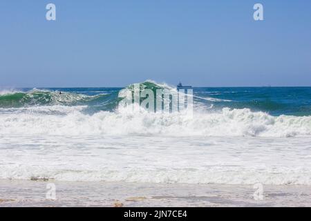 Wellen Sie am Rudder Beach an der Codaba in Rio de Janeiro Stockfoto