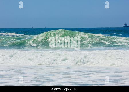 Wellen Sie am Rudder Beach an der Codaba in Rio de Janeiro Stockfoto