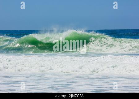 Wellen Sie am Rudder Beach an der Codaba in Rio de Janeiro Stockfoto