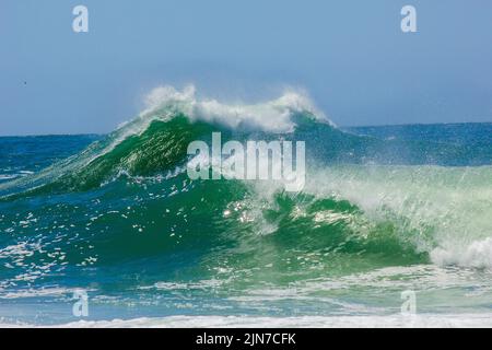 Wellen Sie am Rudder Beach an der Codaba in Rio de Janeiro Stockfoto