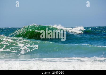 Wellen Sie am Rudder Beach an der Codaba in Rio de Janeiro Stockfoto