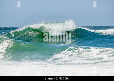 Wellen Sie am Rudder Beach an der Codaba in Rio de Janeiro Stockfoto